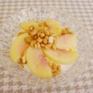 桃＆フルーツグラノラでヨーグルト♪（黄な粉）